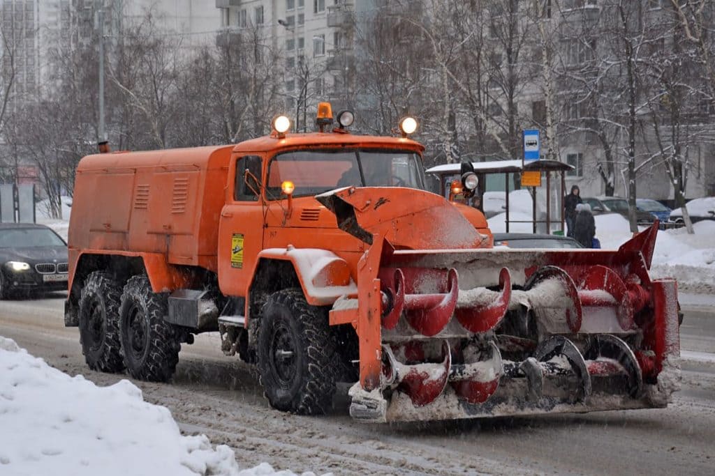 Самый распространённый в России снегоуборочный автомобиль на базе ЗИЛа